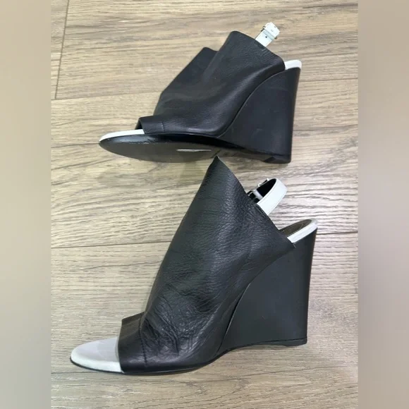 Balenciaga womens size 38.5 Leather Glove wedge sandals